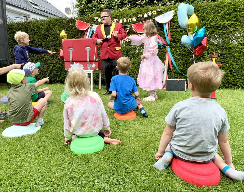 Kinder helfen bei der Zaubershow mit