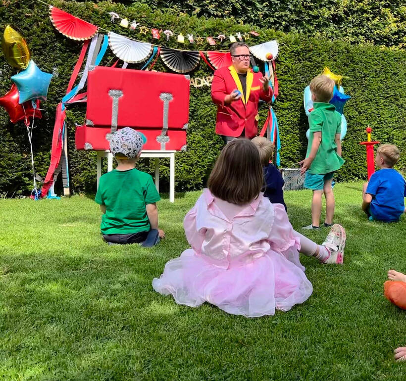 Sascha Lange jongliert bei einem Kindergeburtstag im Garten