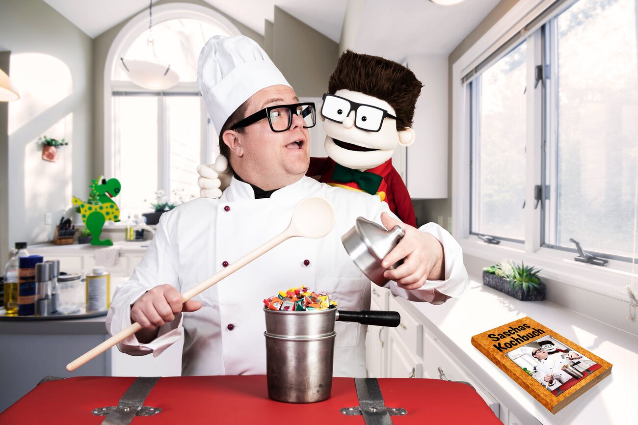 Sascha Lange mit Puppe Flitzikus in der Küche